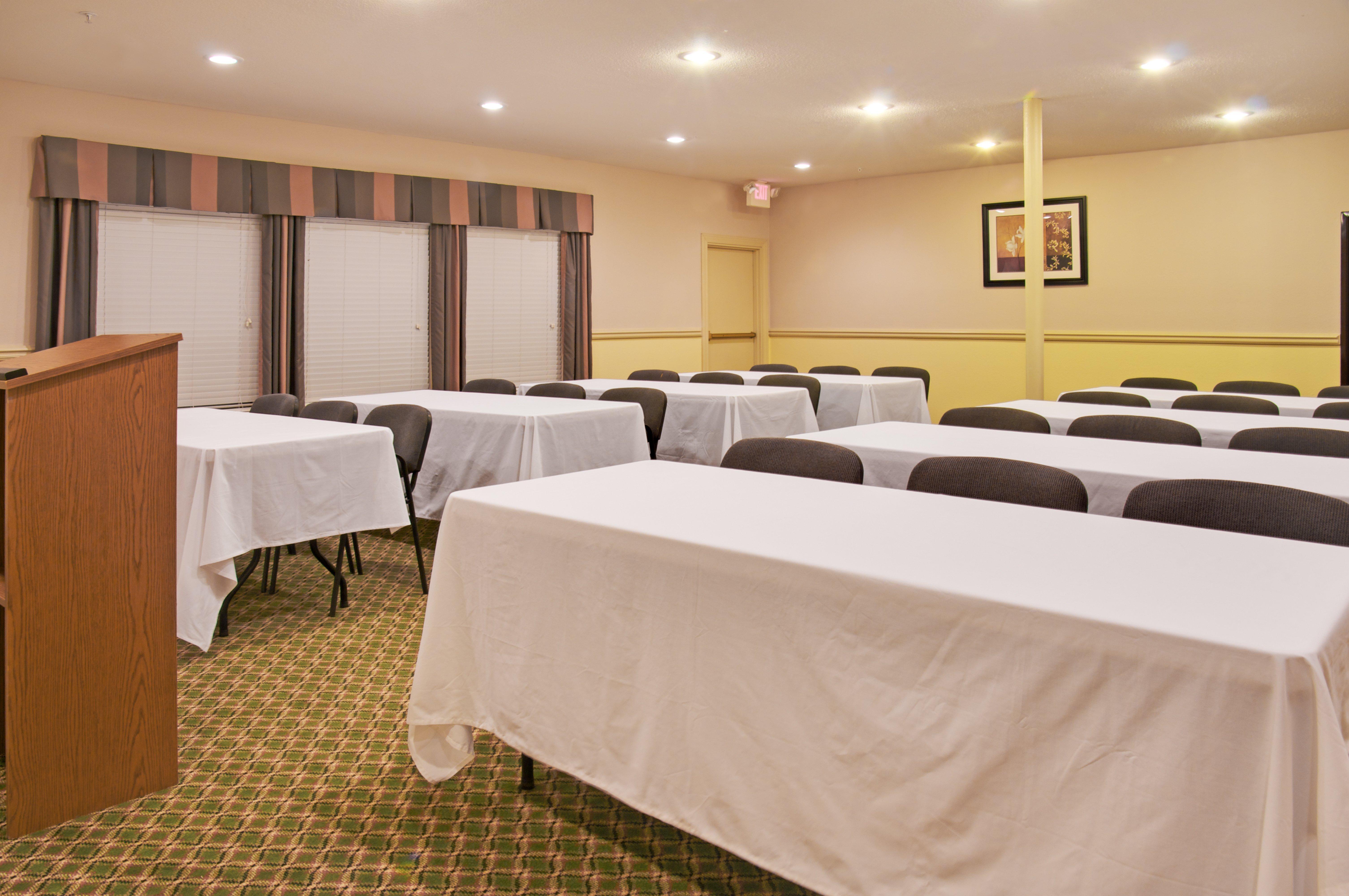 Holiday Inn Express Hotel & Suites Ливингстън Екстериор снимка