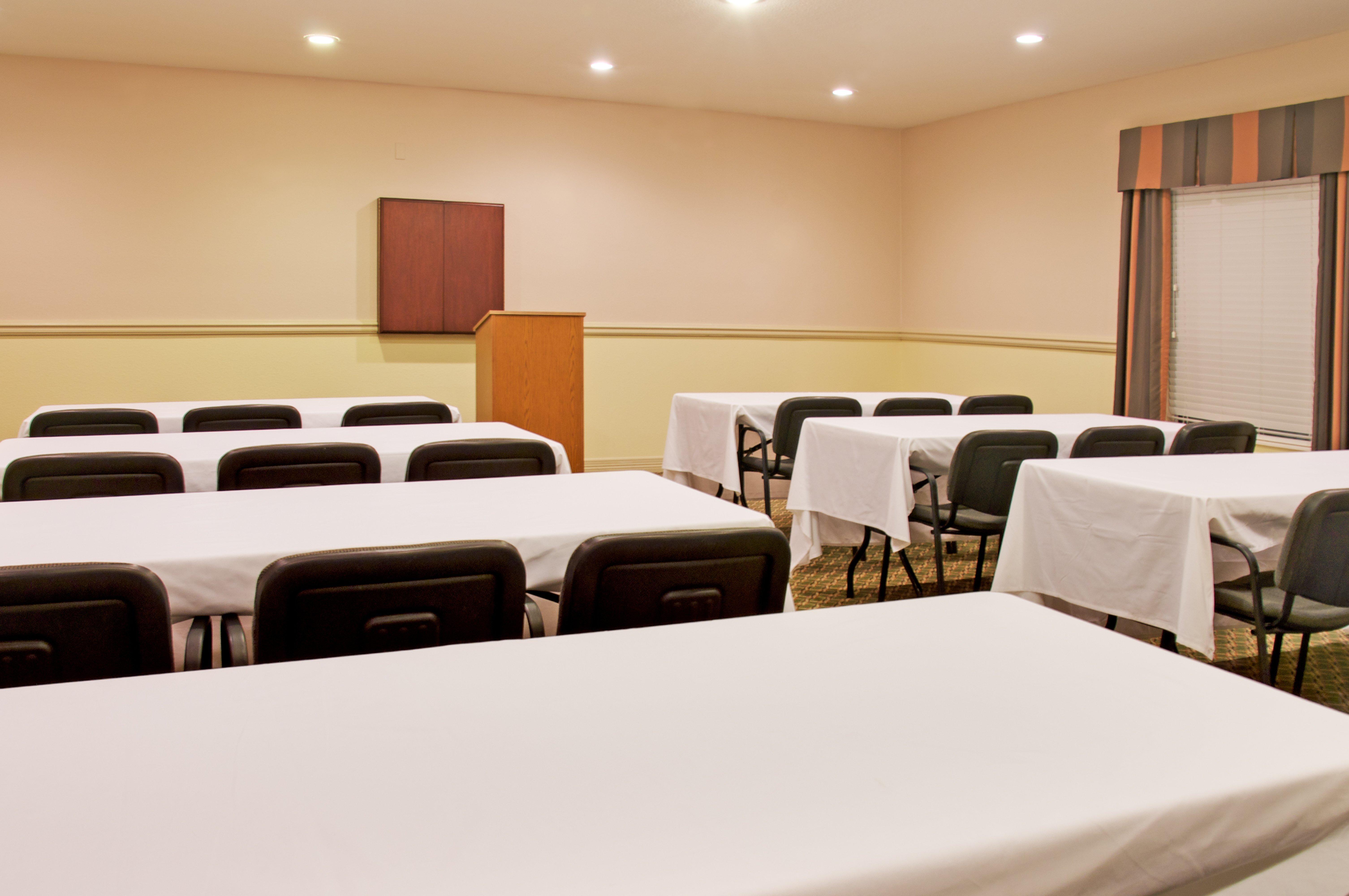 Holiday Inn Express Hotel & Suites Ливингстън Екстериор снимка
