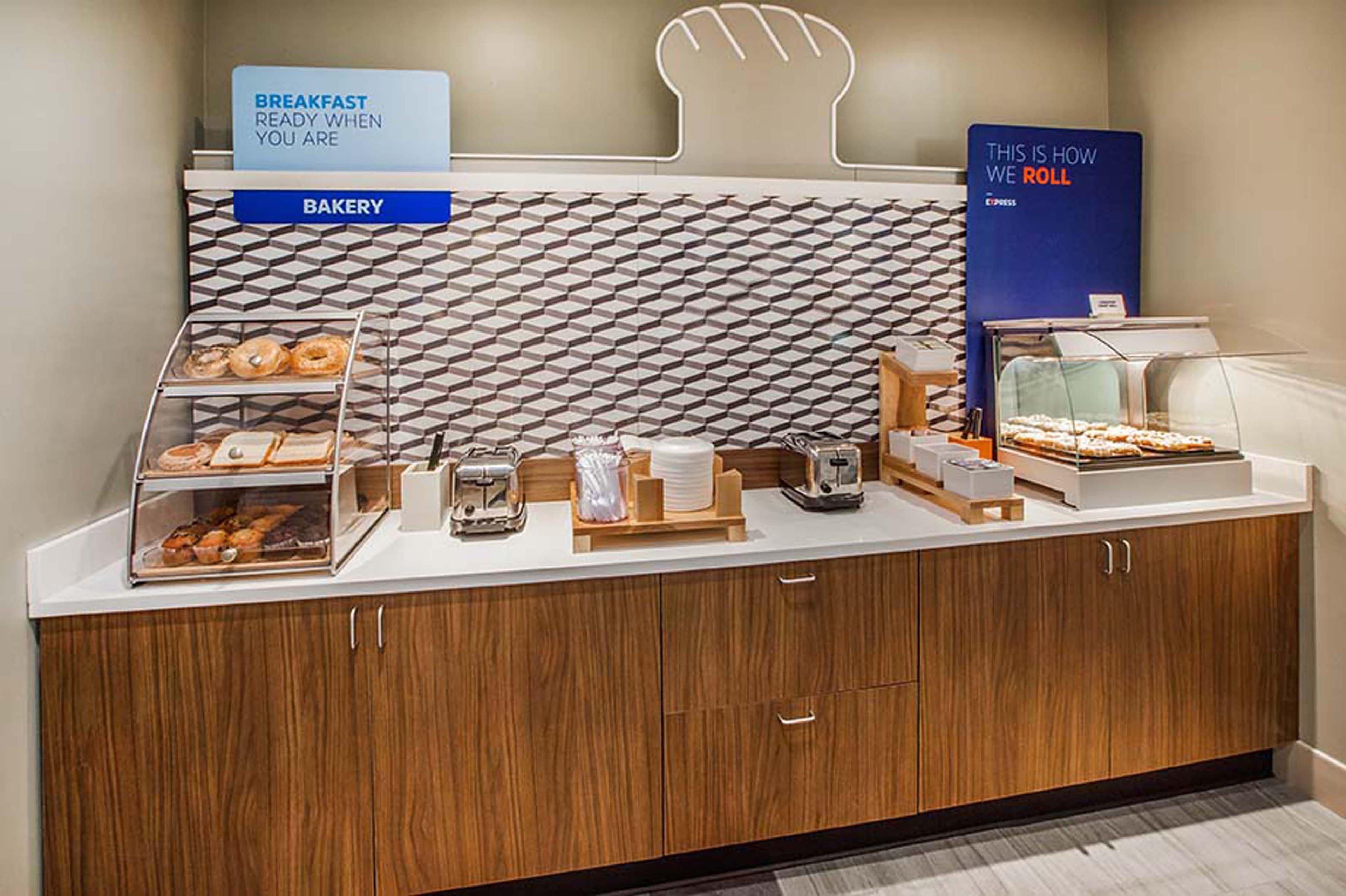 Holiday Inn Express Hotel & Suites Ливингстън Екстериор снимка