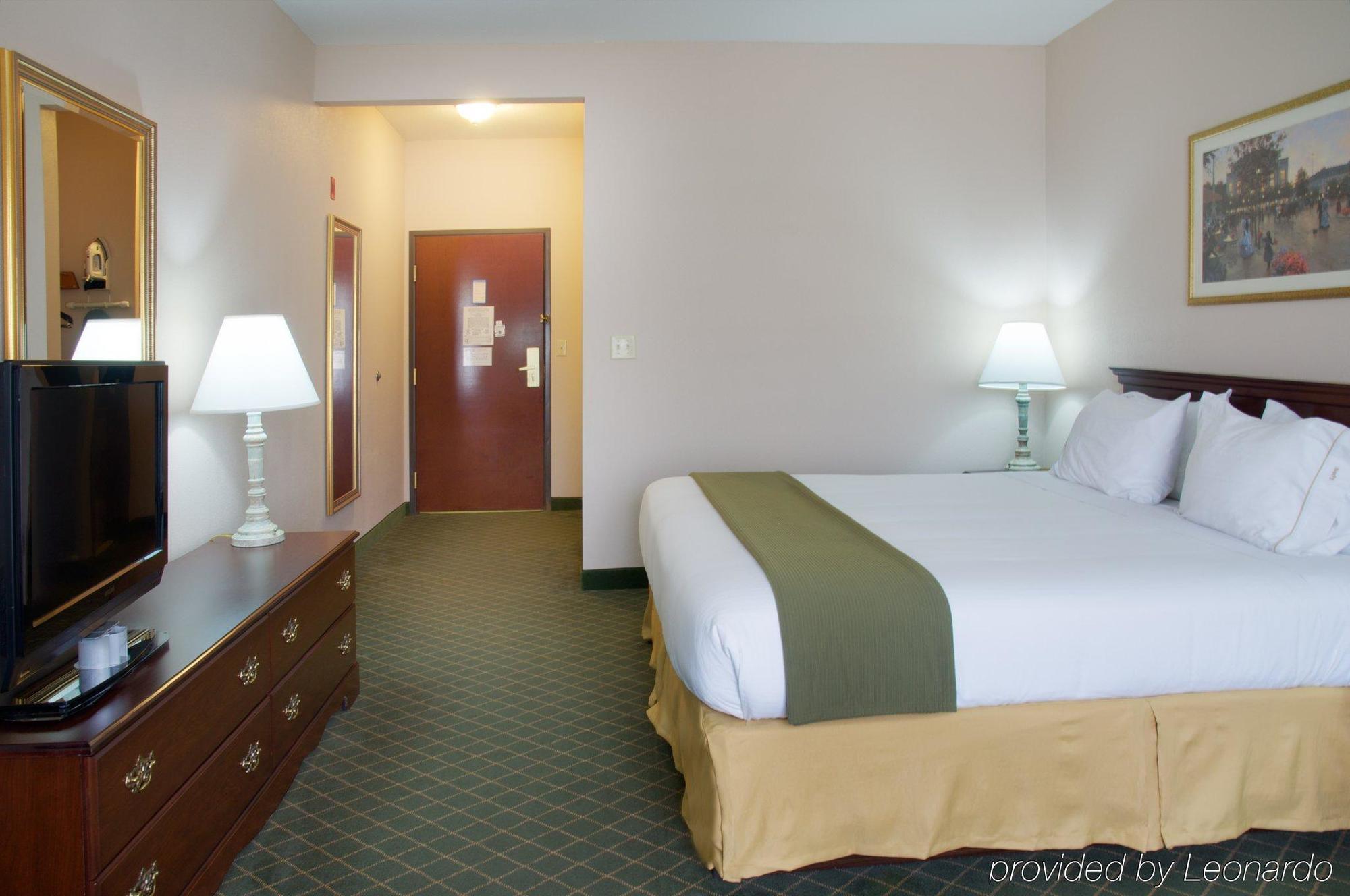 Holiday Inn Express Hotel & Suites Ливингстън Стая снимка