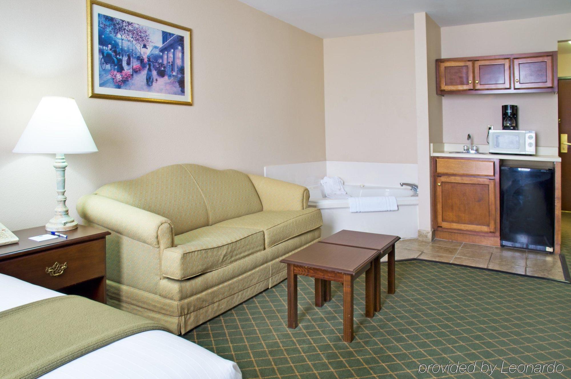 Holiday Inn Express Hotel & Suites Ливингстън Стая снимка