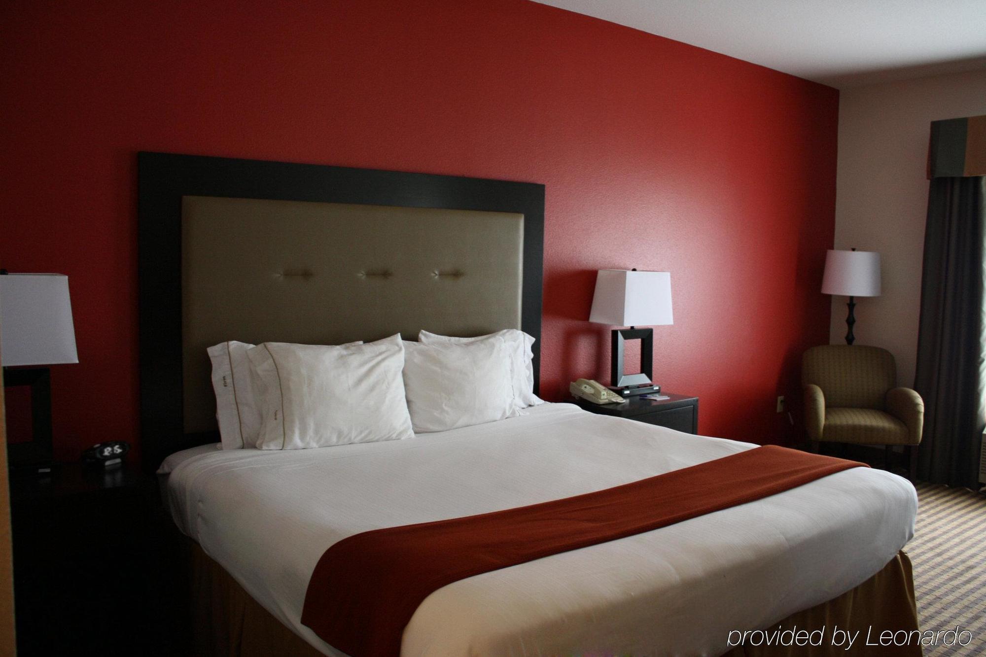 Holiday Inn Express Hotel & Suites Ливингстън Екстериор снимка