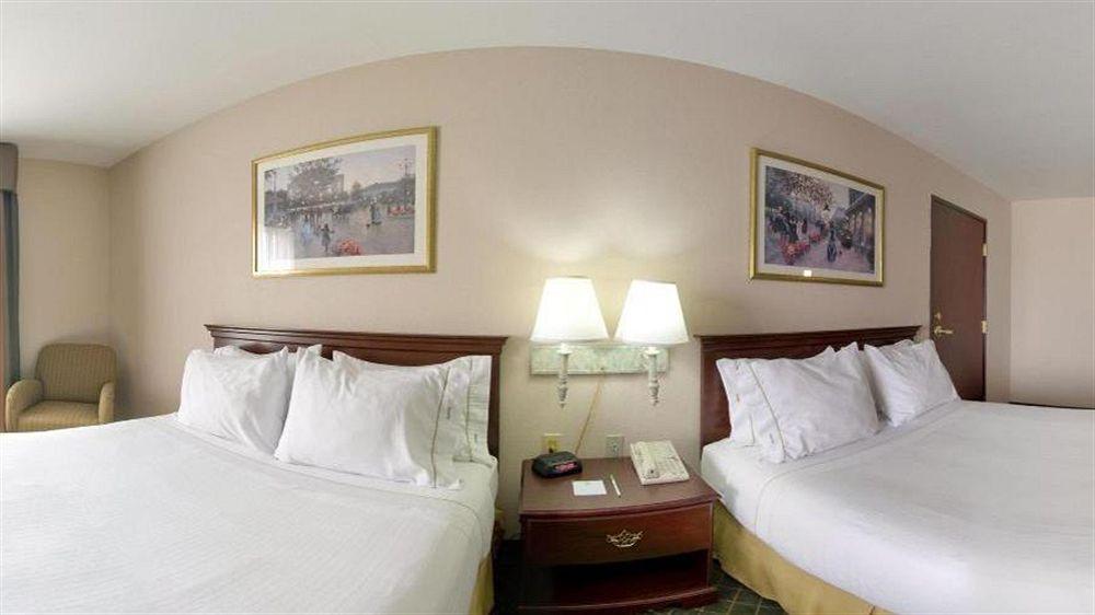 Holiday Inn Express Hotel & Suites Ливингстън Екстериор снимка