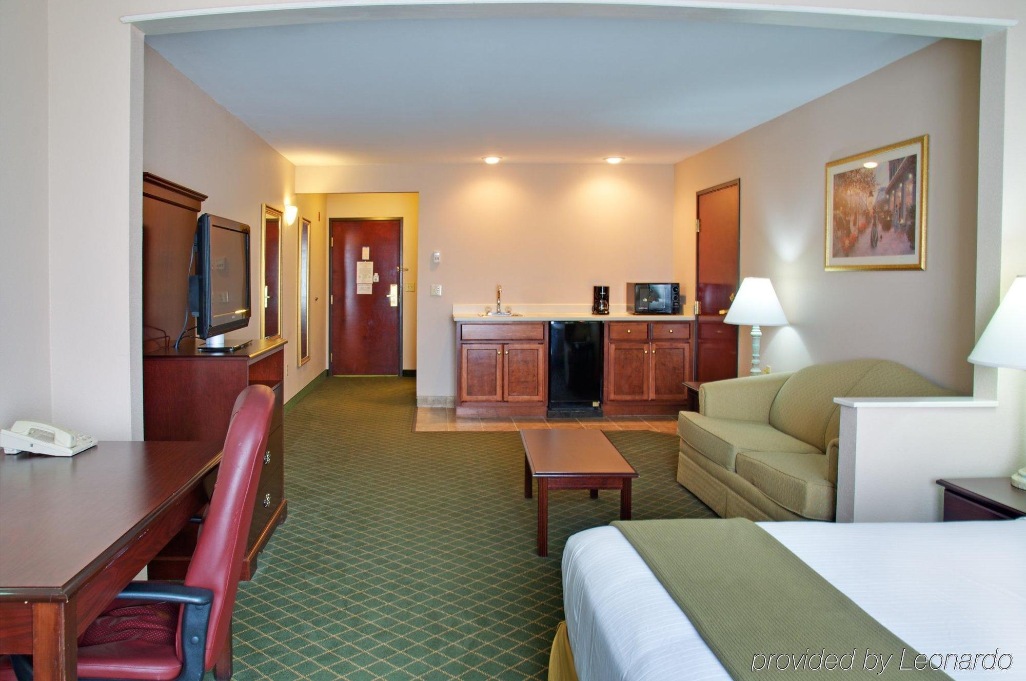 Holiday Inn Express Hotel & Suites Ливингстън Екстериор снимка