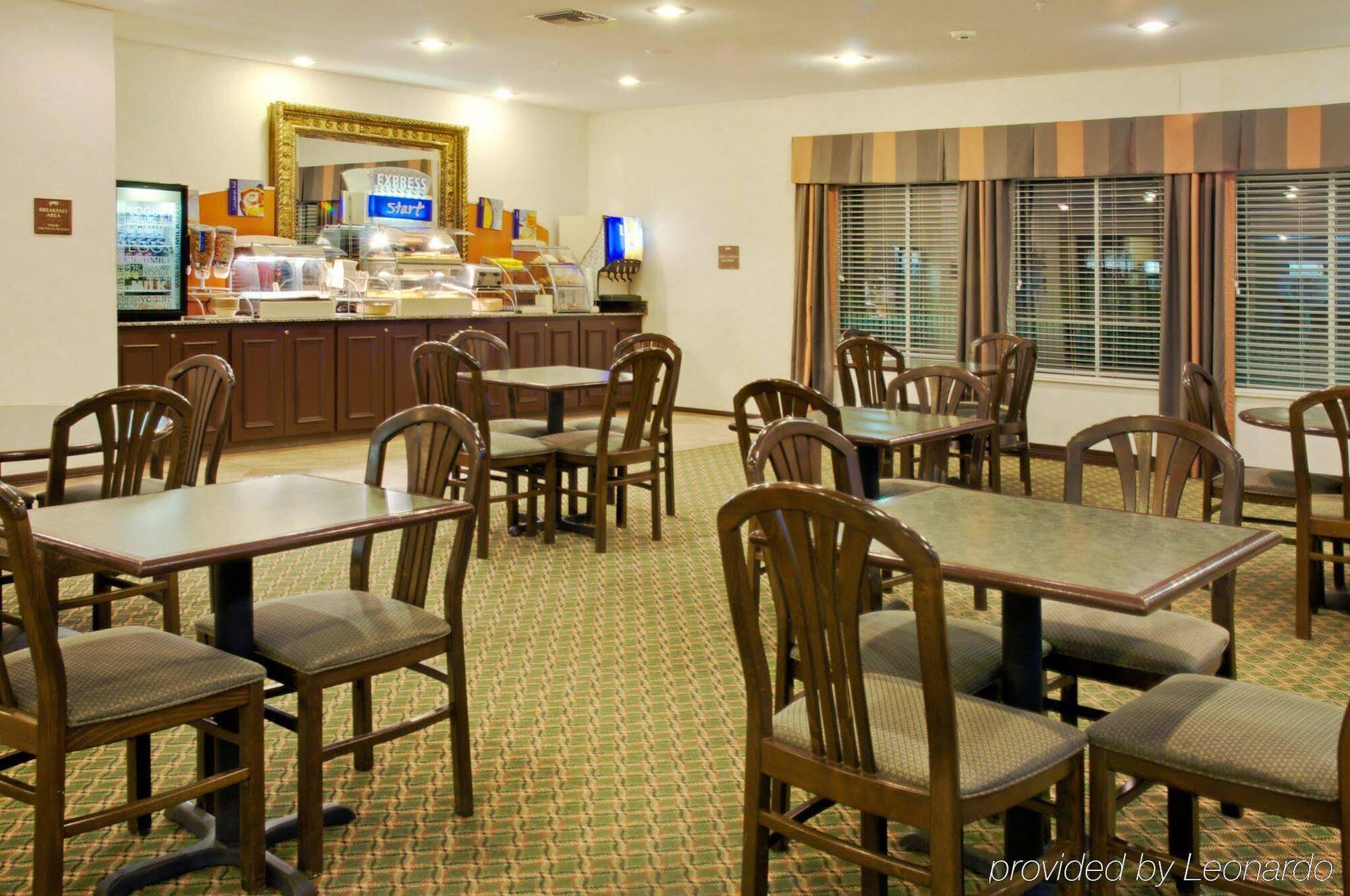 Holiday Inn Express Hotel & Suites Ливингстън Екстериор снимка