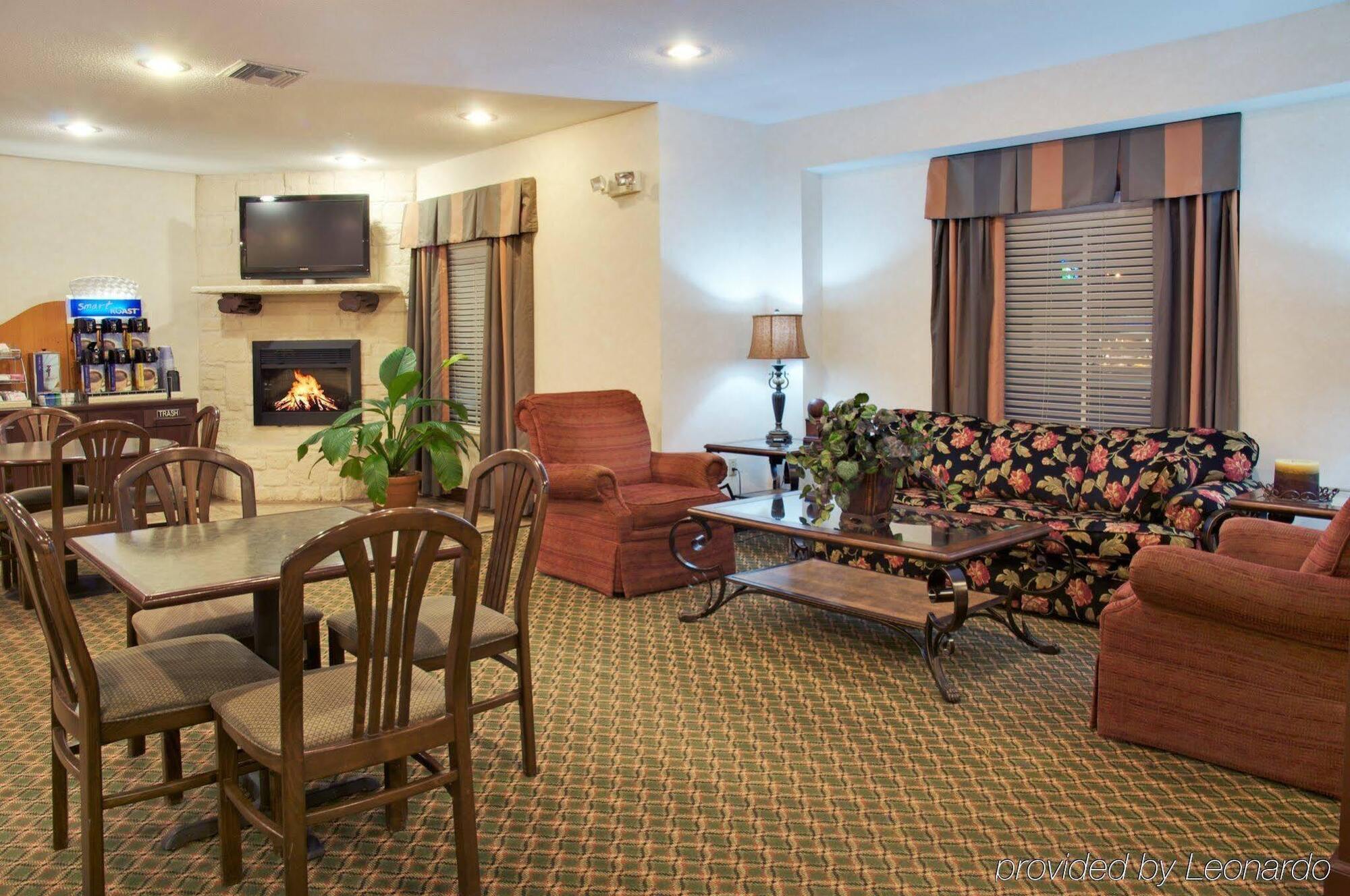 Holiday Inn Express Hotel & Suites Ливингстън Екстериор снимка
